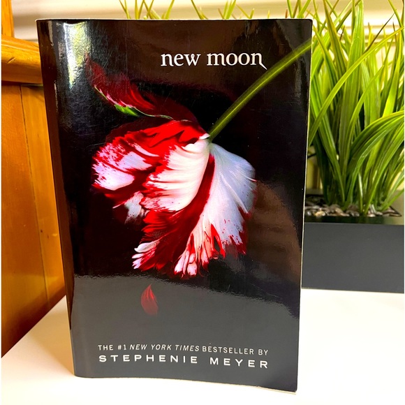 ❌❌SOLD❌❌New Moon softcover book Twilight Stephanie Meyer vampires Breaking Dawn - Picture 1 of 5